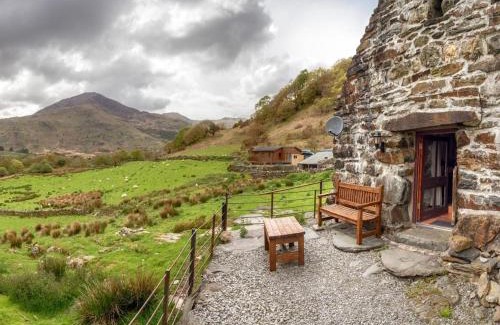 Beddgelert Apartment | Charmingly Restored 17th Century Grade II Listed Barn with Cosy Log Burner - Ty Hebog