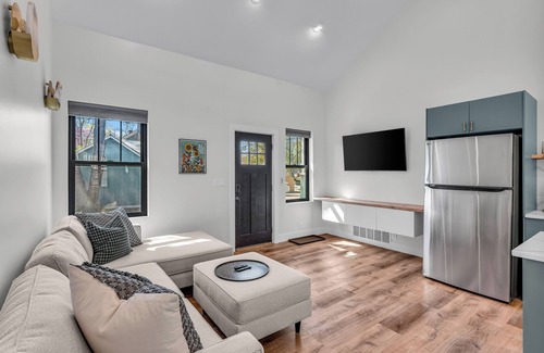 Lawrence Apartment | Charmingly Stylish 1-bed Loft Apt! Wonderful Lawrence Barker neighborhood