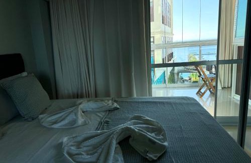 Dois de Julho Apartment | Beautiful Cloc Marina Apartment with Oceanfront Pool Access
