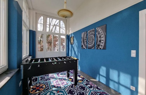 Hamelin Apartment | Elegant Charysma Hotel: Modern Comfort with Netflix Access