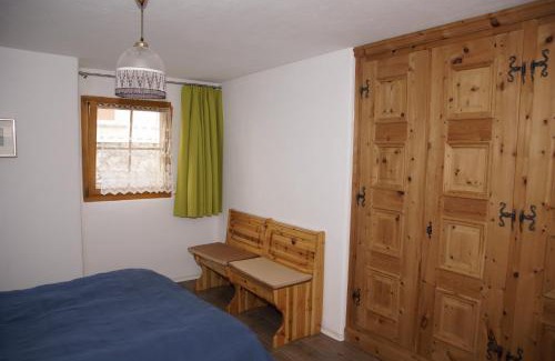 Zernez Apartment | Pet-Friendly Retreat at Chasa Melchior - Guest Rated 9.3/10