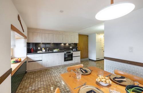 Vna Apartment | Chasa Moffa: Spacious 5.5-room flat in Vnà with panoramic views and private sauna