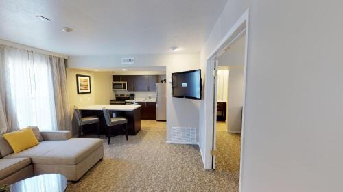 Newark Hotel | Inviting Chase Suite Hotel Newark Fremont with Pool & Pets Allowed