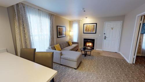 Newark Hotel | Inviting Chase Suite Hotel Newark Fremont with Pool & Pets Allowed