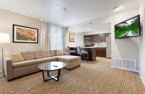 Newark Hotel | Relax at Chase Suite Hotel Newark-Fremont with Pool & Spa