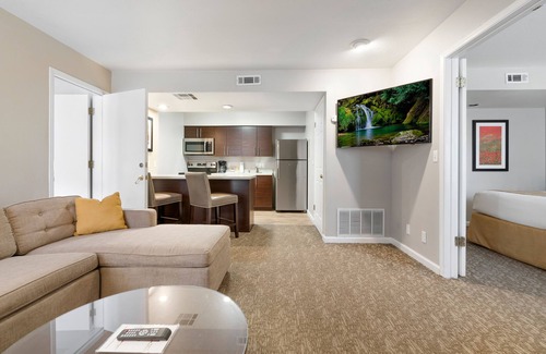 Newark Hotel | Relax at Chase Suite Hotel Newark-Fremont with Pool & Spa