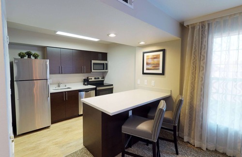 Newark Hotel | Relax at Chase Suite Hotel Newark-Fremont with Pool & Spa