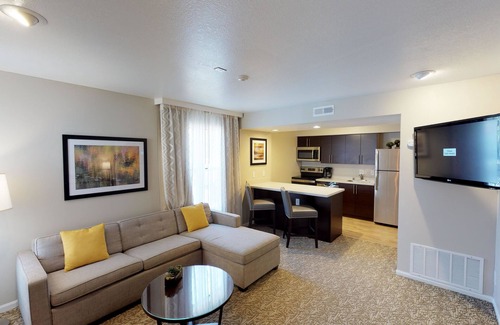 Newark Hotel | Relax at Chase Suite Hotel Newark-Fremont with Pool & Spa