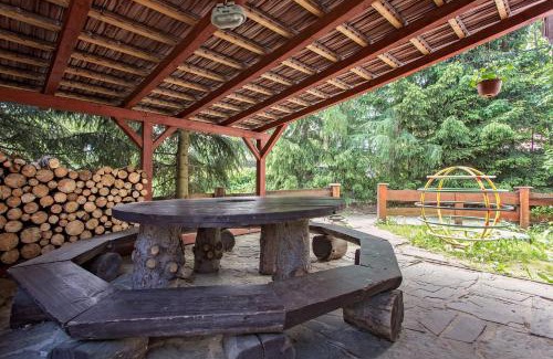 Horni Becva Ski Chalet | Cozy Chata Barborka: Pet-Friendly Retreat with Pool