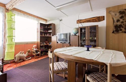 Horni Becva Ski Chalet | Cozy Chata Barborka: Pet-Friendly Retreat with Pool