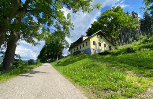 Strazne Ski Chalet | Chata Botas: Cozy Retreat with Pet-Friendly Amenities