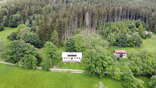 Strazne Ski Chalet | Chata Botas: Cozy Retreat with Pet-Friendly Amenities