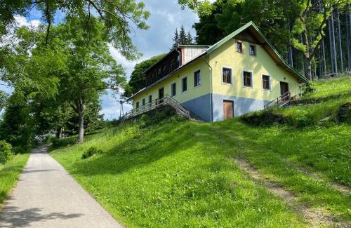 Strazne Ski Chalet | Chata Botas: Cozy Retreat with Pet-Friendly Amenities