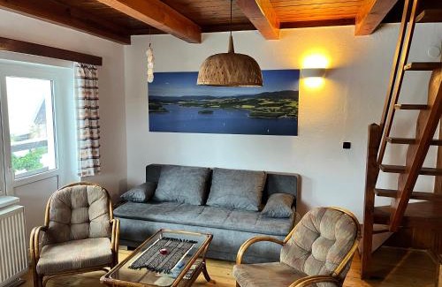 Karlovy Dvory House | Cozy Chata Hůrka: Pet-Friendly Oceanfront Retreat