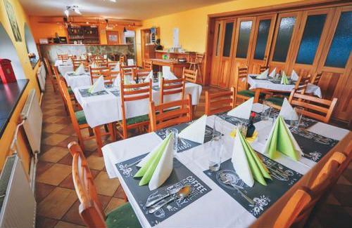 Kasperske Hory House | Pet-Friendly Chata Kačerov with Breakfast & Hot Tub