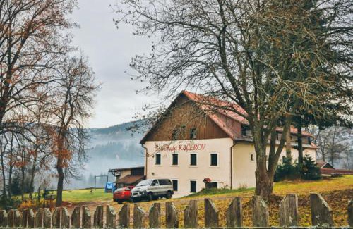 Kasperske Hory House | Pet-Friendly Chata Kačerov with Breakfast & Hot Tub