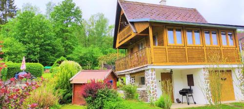 Chroboly Apartment | Discover Chata Kubíček na Šumavě: Pet-Friendly Retreat
