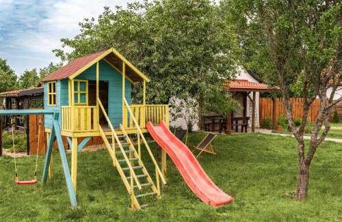 Okragle Apartment | Chata Mazurska: Pet-Friendly Retreat with Oceanfront Views