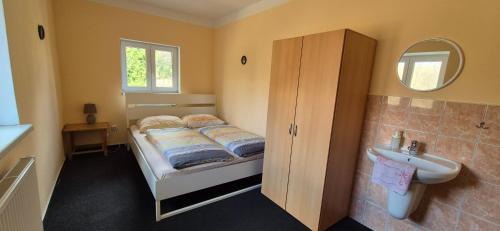 Klasterec nad Orlici House | Chata Na Čiháku: Family-Friendly Retreat with Pool Access