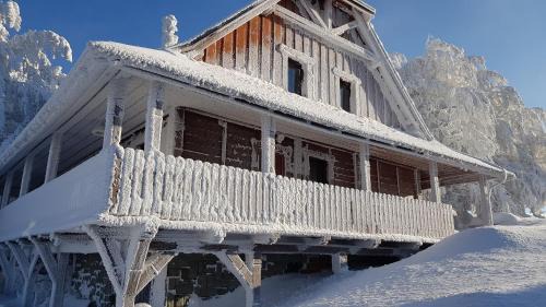 Trojanovice House | Cozy Chata na Pustevnách: Pet-Friendly with Hot Tub