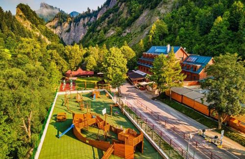 Lesnica Hotel | Experience Comfort at Chata Pieniny with Ocean Views
