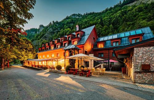 Lesnica Hotel | Experience Comfort at Chata Pieniny with Ocean Views