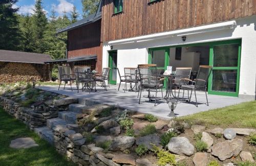 Zelezna Ruda Apartment | Highly Rated Chata Rozhlas: Family-Friendly Dining Awaits
