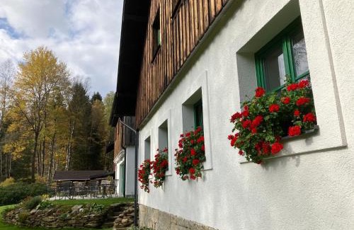 Zelezna Ruda Apartment | Highly Rated Chata Rozhlas: Family-Friendly Dining Awaits