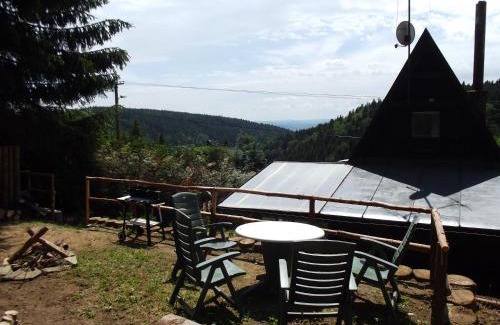 Jachymov Cabin | Scenic Retreat: Family and Pet-Friendly Getaway