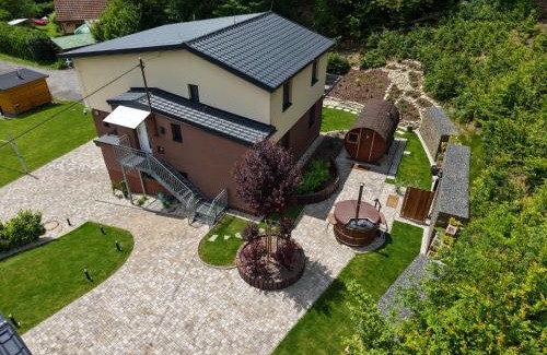 Prostredni Becva Apartment | Pet-Friendly Retreat with Ocean Views at Chata U dědka