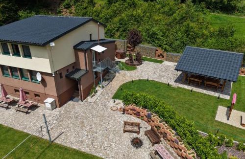 Prostredni Becva Apartment | Pet-Friendly Retreat with Ocean Views at Chata U dědka