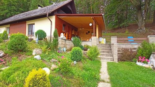 Vselibice House | Family-Friendly Retreat at Chata v Lískách with Pool Fun