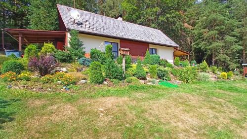 Vselibice House | Family-Friendly Retreat at Chata v Lískách with Pool Fun