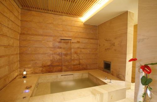 Xitun District Hotel | Cozy Chateau Boutique Motel: Pet Friendly with Hot Tub