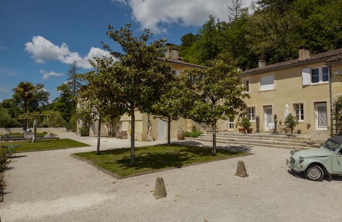 Baurech Bed & Breakfast | Experience Elegance at Chateau Champcenetz with Ocean Views
