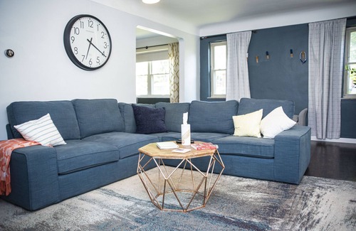 Roselawn Finance House | Château College Hill: Pet-Friendly Near Bengals Stadium