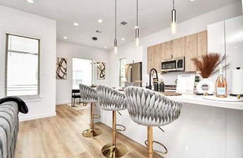 OST - South Union House | Chateau de Amour- Exquisite Townhouse - Medical Center, Downtown HTX