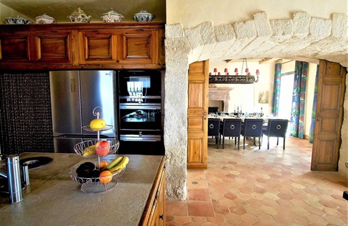 Bonnieux Villa | Chateau de Bonnieux: Enchanting Retreat for 15 Guests