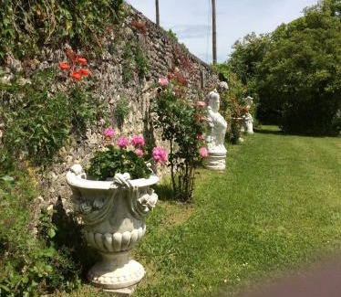 Villetoureix Bed & Breakfast | Escape to Chateau de Fayolle with Oceanfront Amenities