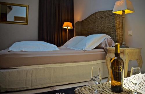 Lugon-et-l'ile-du-Carney Bed & Breakfast | Oceanfront Chateau de la Vieille Chapelle with Top Amenities