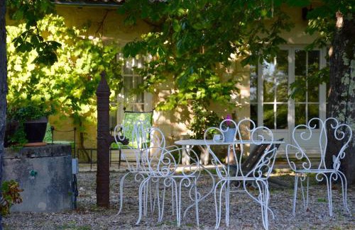 Lugon-et-l'ile-du-Carney Bed & Breakfast | Oceanfront Chateau de la Vieille Chapelle with Top Amenities