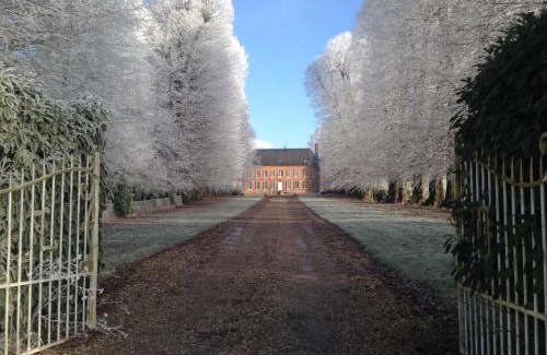Hugleville-en-Caux Bed & Breakfast | Chateau De Grosfy: Pet-Friendly Stay with Pool & Breakfast