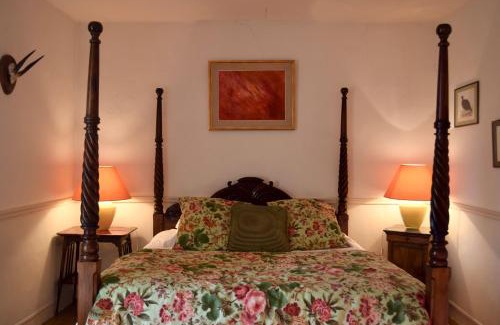 Yvre-l'Eveque House | Elegant Chateau de Vaux: Pet-Friendly with Ocean Views