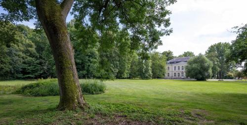 Cappelle-en-Pevele Villa | Enchanting Chateau du Béron: Family-Friendly Retreat