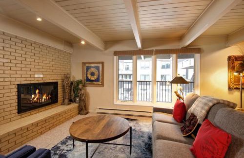 Aspen House | Stylish Chateau Dumont Unit 11 in Downtown with Breakfast