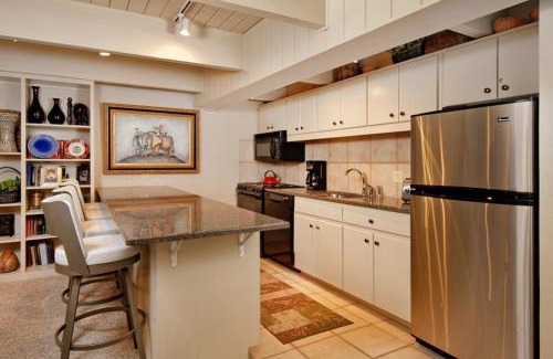 Aspen House | Stylish Chateau Dumont Unit 11 in Downtown with Breakfast