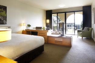 Pokolbin Resort | Elegant Chateau Elan At The Vintage: Spa & Pool Retreat
