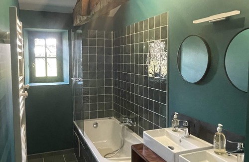Lugon-et-l'ile-du-Carney Bed & Breakfast | Discover Chateau de La Vieille Chapelle: Guest Rated 9.4