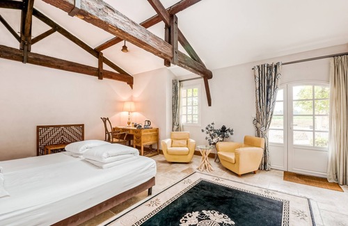 Lugon-et-l'ile-du-Carney Bed & Breakfast | Discover Chateau de La Vieille Chapelle: Guest Rated 9.4