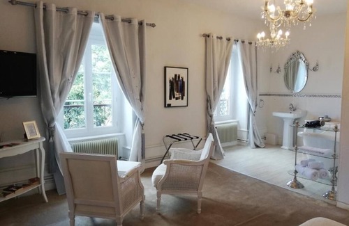 Saint-Cirgues-sur-Couze House | Indulge at Chateau les 4 saisons: Pool, Spa & Family Fun